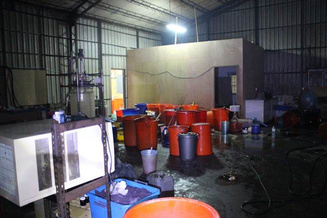 台南市新市区一处铁皮屋工厂4月24日凌晨时发生火警，警消发现内有大量制毒器材及原料。(读者提供／刘秀芬台南传真)