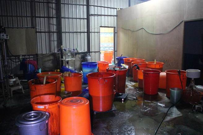 台南市新市区一处铁皮屋工厂4月24日凌晨时发生火警，警消发现内有大量制毒器材及原料。(读者提供／刘秀芬台南传真)