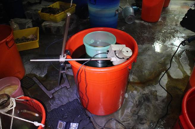 台南市新市区一处铁皮屋工厂4月24日凌晨时发生火警，警消发现内有大量制毒器材及原料。(读者提供／刘秀芬台南传真)