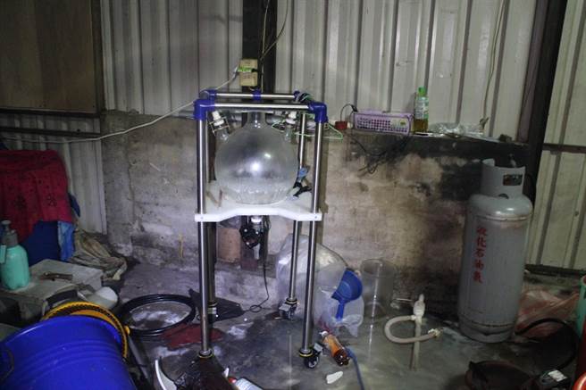 台南市新市区一处铁皮屋工厂4月24日凌晨时发生火警，警消发现内有大量制毒器材及原料。(读者提供／刘秀芬台南传真)