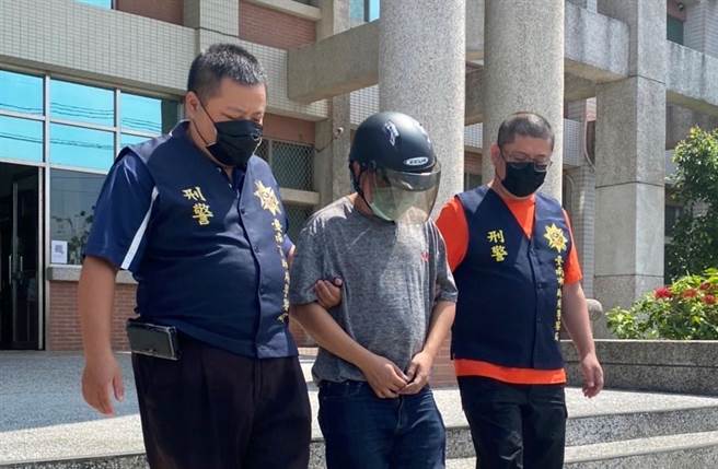 陈姓嫌犯(中)租屋制毒引起火灾后逃逸，经警方循线逮捕到案。(读者提供／刘秀芬台南传真)