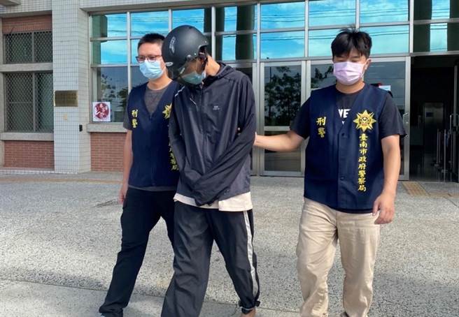 林姓嫌犯(中)租屋制毒引起火灾后逃逸，经警方循线逮捕到案。(读者提供／刘秀芬台南传真)