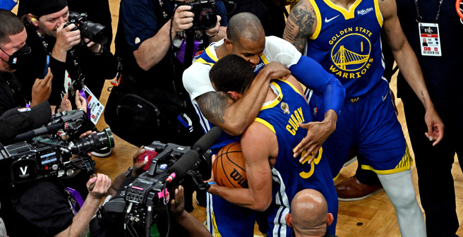 伊戈达拉与柯瑞拥抱庆祝夺冠(路透社)