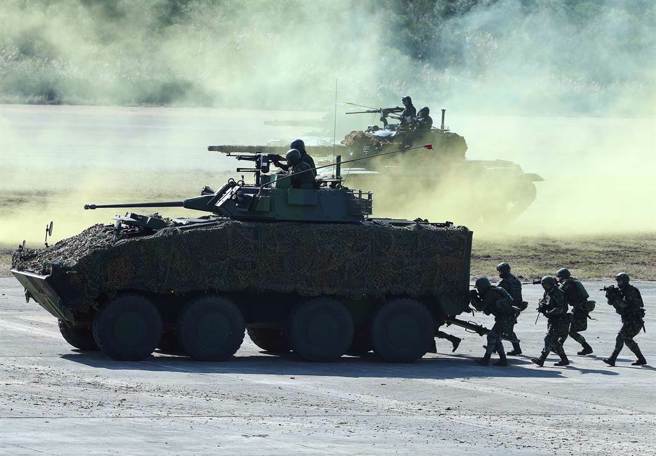 战车旅男女军人婚外情，女写「最爱你小坏蛋」放他识别证遭抓包。(中时资料库)