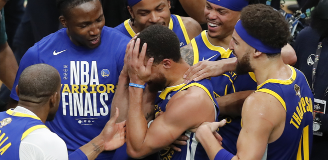 柯瑞在确定夺冠后掩面哭泣(美联社)