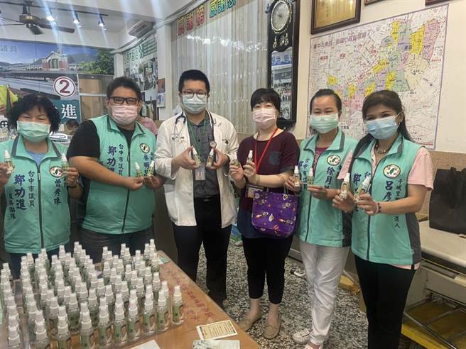 民眾凭打满3剂的小黄卡证明，免费领取防疫酒精随身瓶乙罐，领完为止。（读者提供／张妍溱台中传真）