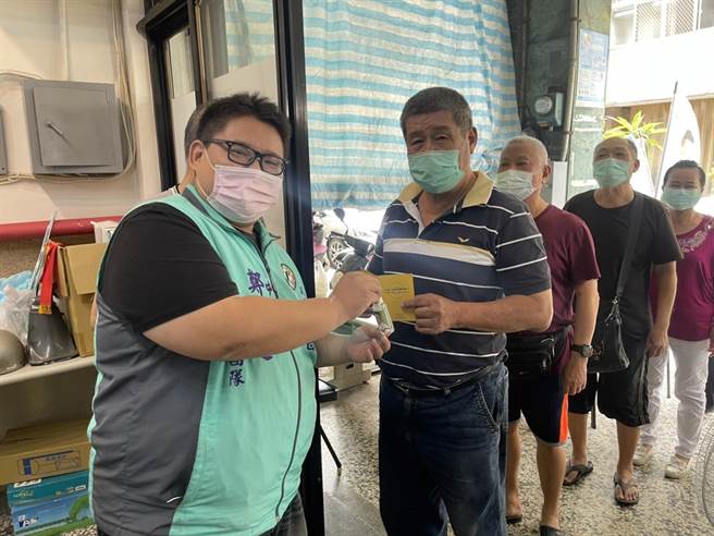 民眾凭打满3剂的小黄卡证明，免费领取防疫酒精随身瓶乙罐，领完为止。（读者提供／张妍溱台中传真）