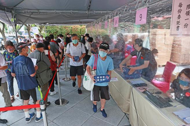 （开发金控小股东排队领纪念品。图／开发金控提供）