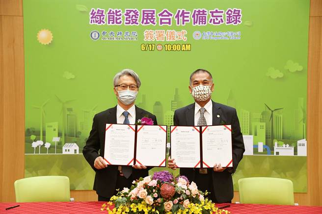 中央研究院与台湾中油股份有限公司今(17)日签署绿能发展合作备忘录，由中研院院长廖俊智(左)与台湾中油董事长李顺钦负责签署。(中研院提供／李侑珊台北传真)