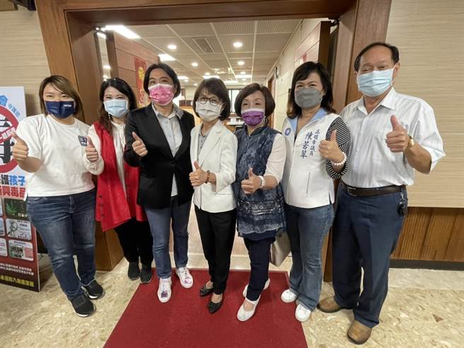 曾松口愿意为党而战的立法委员陈玉珍17日到高雄市议会拜访议长曾丽燕。（洪浩轩摄）