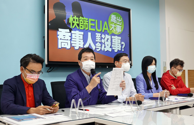 国民党立法院党团17日举行「快筛EUA乔出大事，乔事人至今没事？」记者会，出席的立委洪孟楷（左起）、费鸿泰、党团总召曾铭宗、党团书记长万美玲、立委郑正钤等人质疑大鑫进口「富乐」快筛试剂混装劣制品，整个事件背后有政治力介入。（姚志平摄）