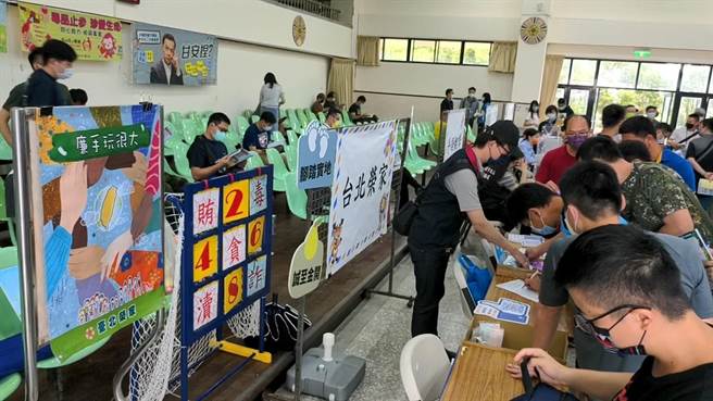 臺北榮家於徵才活動會場設置「企業誠信–廉手玩很大」宣導攤位(臺北榮家提供)。