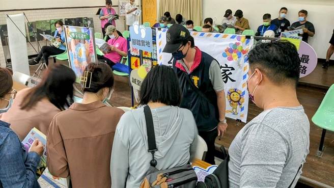 民眾熱烈響應「企業誠信、反貪倡廉」連署活動(臺北榮家提供)。