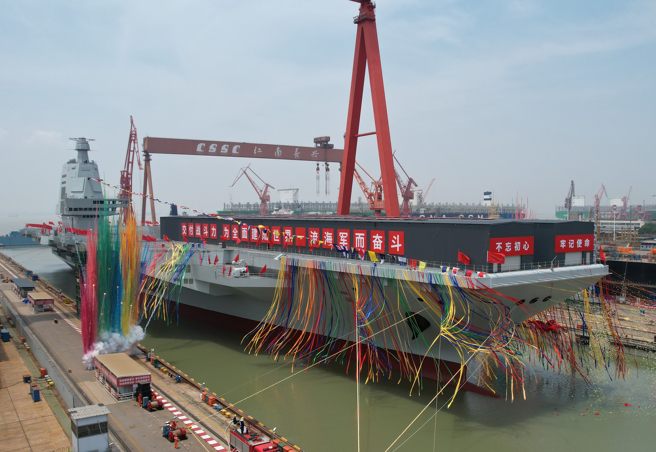 舷号「18」的中方海军003型航母「福建」舰6月17日下水，命名仪式在中国船舶集团江南造船厂举行。（新华社）