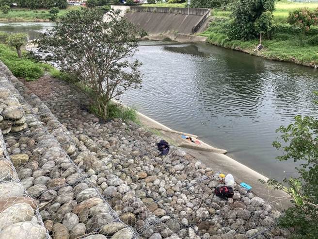 台中市西屯區筏子溪東海橋附近，今天中午傳出有釣客不慎失足落水溺斃意外。（民眾提供／謝瓊雲台中傳真）