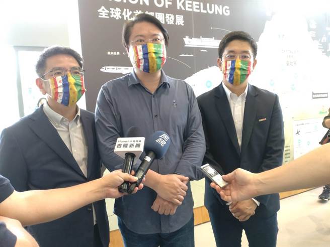 宜兰市长江聪渊（图左）、立法委员蔡适应（图右）连袂向基隆市长林右昌请教城市建设的经验。（张志康摄）