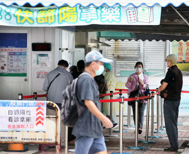 北部地區新冠肺炎疫情逐漸降溫，專責醫院的醫療負載稍稍趨緩，設置在醫院的急門診已經沒有大批排隊的人潮。（范揚光攝）