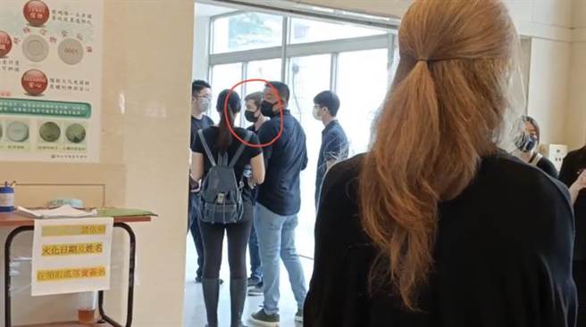 陈佩君外国男友今天戴着黑色口罩，低调现身灵堂。（翻摄照片／王惠慧新竹传真）