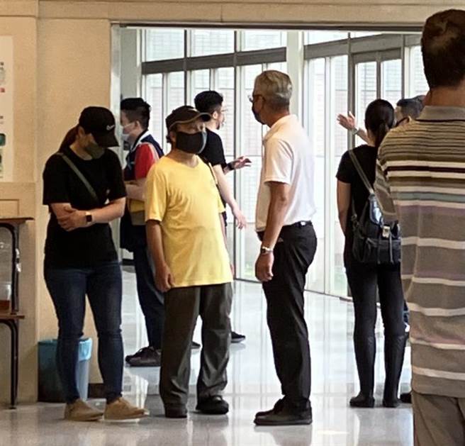 陈佩君好姐妹射箭国手林诗嘉（左）今天也到现场致意。（王惠慧摄）