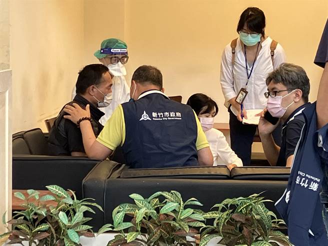 陈姓屋主（左）从昨天至今都守在灵堂，神情看来憔悴疲惫。（王惠慧摄）