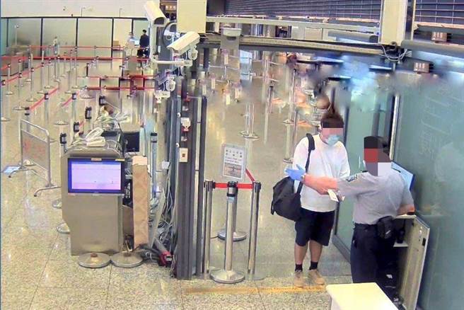 犯下雙屍3命棄屍案的王姓凶嫌9日搭機逃亡回泰國。（警方提供／蔡明亘桃園傳真）