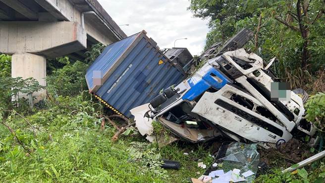国道三号北上下汐止新台五路匝道，今（17）日凌晨1辆货柜车衝出护栏。（警方提供／李奇叡新北传真）