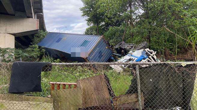 车内驾驶仅左手食指及手掌骨折，意识清楚，送医并无大碍。（警方提供／李奇叡新北传真）
