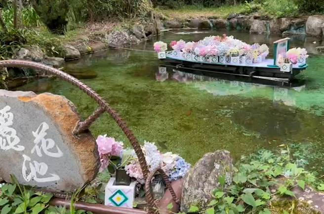 武陵農場場部行政中心麗花池也打造季花台號小船。（武陵農場提供）
