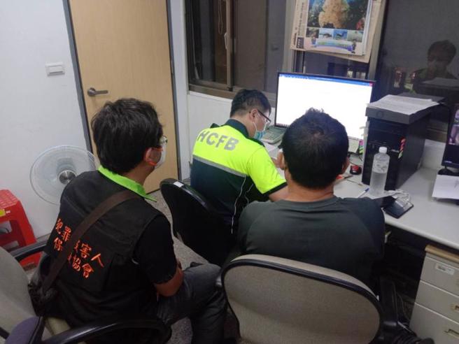 新竹市「正义轮胎行」被纵火酿8死，犯罪被害人保护协会新竹分会17日表示，将全力协助在火场幸存的陈姓屋主（右），陪伴他度过难关。（图/ 中央社）
