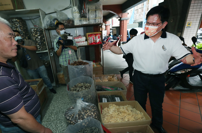 有意参选台北市长的前交通部长林佳龙（左）今17日赴台北迪化街大稻埕，进行请益之旅。在学运老战友周奕成（右）的陪同下，走访迪化街商圈。（郑任南摄）