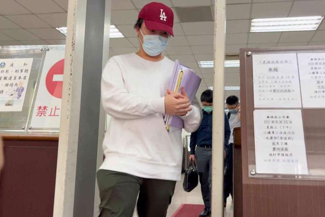 本名黄照冈的黄琪（前）涉嫌假冒香港首富李嘉诚秘书等名人诈欺，二审高院17日开庭，黄琪出庭辩称并未诈欺刘姓妇人，请求判决无罪。（图/ 中央社）