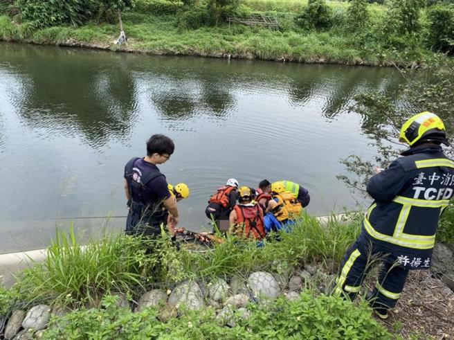 台中市赖姓男子17日上午前往西屯区港尾溪钓鱼，疑因下水捡拾钓竿时不慎落水，消防局获报将他救起，送医急救后仍宣告不治。（图/ 中央社）
