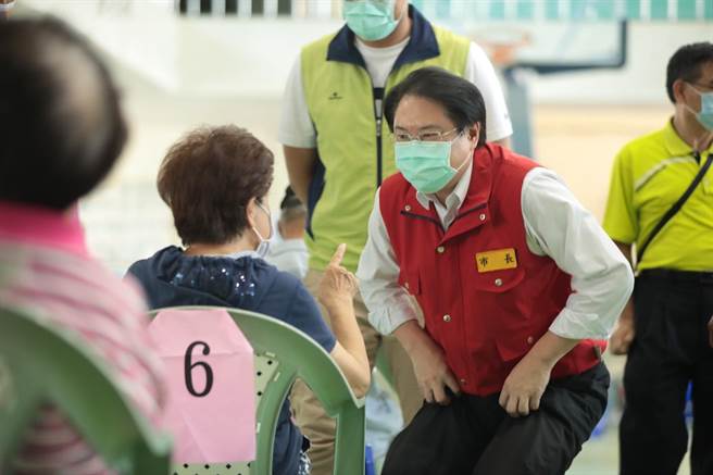 基隆市長林右昌17日表示，接下來防疫重點在於長者及兒童疫苗的施打。（基隆市政府提供／張志康基隆傳真）