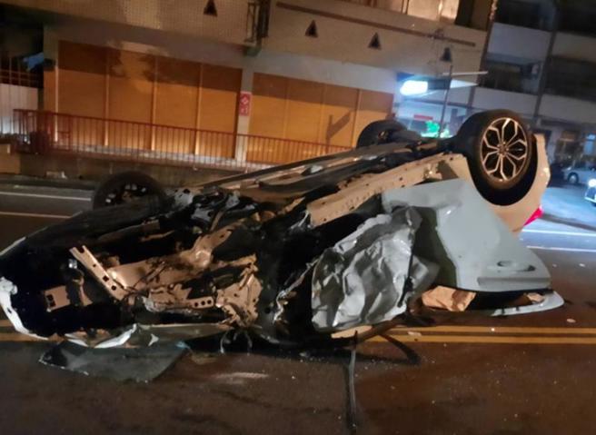 一輛自小客車17日凌晨行經彰化芬園鄉彰南路2段時，失控撞上路旁變電箱及轎車，因撞擊力道大，自小客車四輪朝天翻車。（圖/ 中央社）