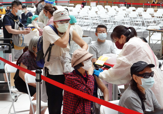 BA.4、BA.5变异株来势汹汹，不少中高龄民眾打疫苗。（姚志平摄）