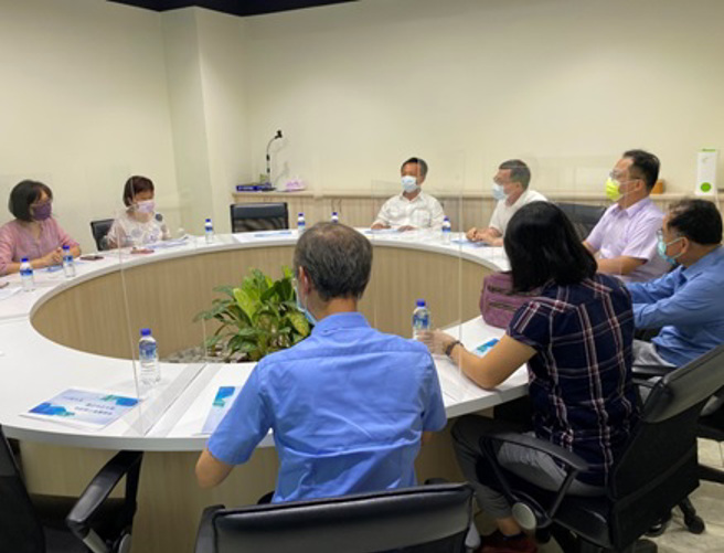 中正大学日前率团拜访嘉义县政府，针对申设学士后医学系一案，进行简报并交换意见与合作方向。(图/中正大学提供)