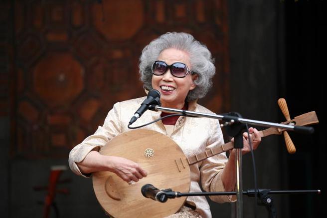 重要传统表演艺术「说唱」保存者杨秀卿17日凌晨辞世，享寿89岁。杨秀卿终身奉献说唱（又称念歌仔）艺术的传承与推广，作育英才无数。（图/ 中央社）