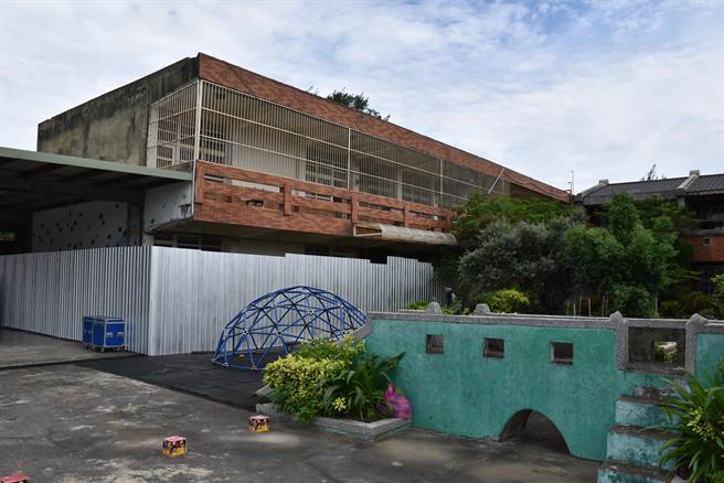 后龙镇成功国小校舍被验定是海砂屋将拆除改建。（谢明俊摄）