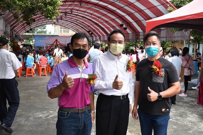 鼎群工程公司负责人蔡清泉（中）、水尾里长梁清文（右）水尾社区发展协会理事长方健忠（左）都是成功国小前后期校友。（谢明俊摄）