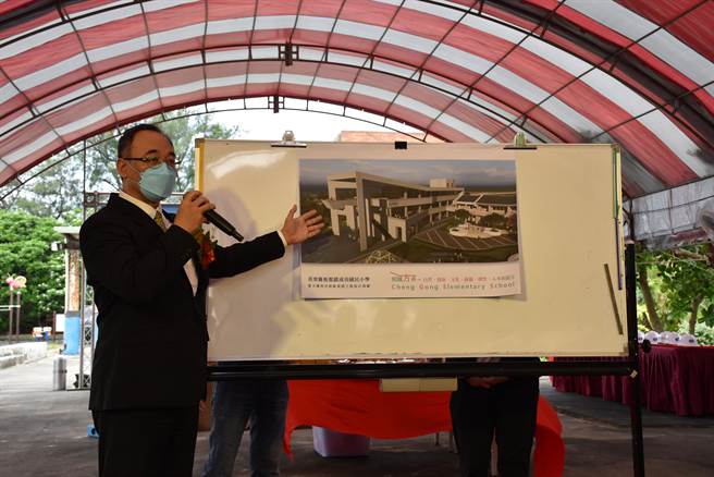 成功国小新建校舍由知名李祖原建筑联合事务所设计，团队建筑师介绍设计理念。（谢明俊摄）