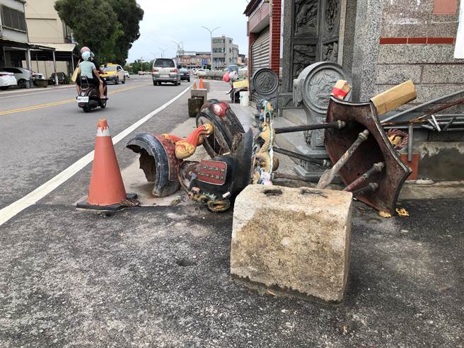 迴龍宮前的石墩、香爐遭撞，現場至今仍未復原。（李金生攝）