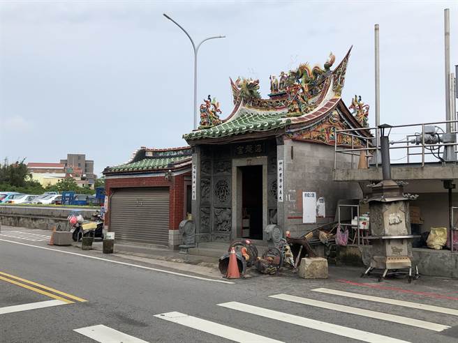 供奉土地公的迴龍宮，常有民眾聚集談天。(李金生攝）　