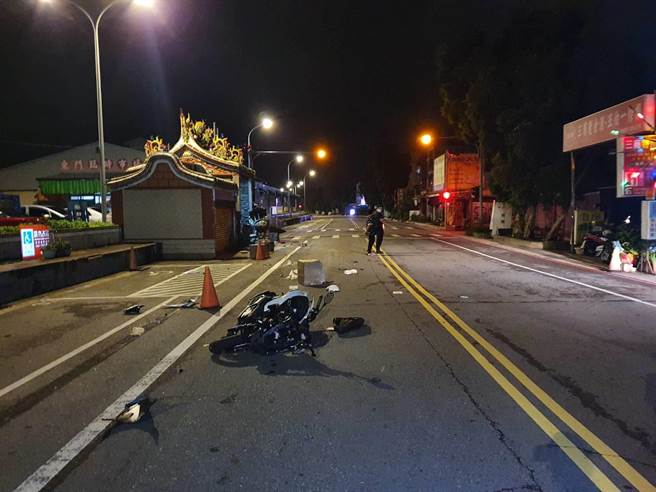 張姓騎士不慎撞到石頭摔倒受傷，機車也受損倒在現場。（警方提供) 