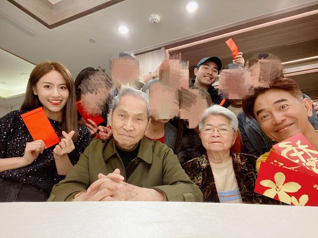 2020年農曆春節，Sandy曬出全家福照片。（圖／翻攝自吳姍儒 Sandy Wu臉書）