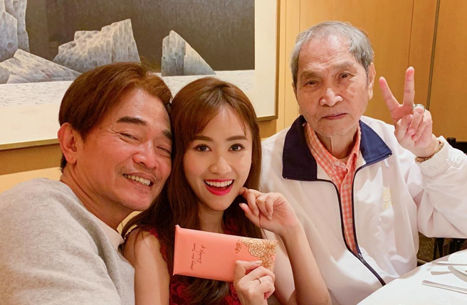 2019年Sandy分享全家吃年夜飯照片。（圖／翻攝自sandywis IG）