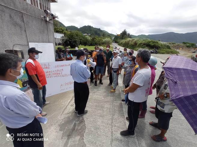 台灣電力公司17日在台東縣蘭嶼鄉發電廠舉辦廠儲能系統及MR設備啟用典禮，卻遭當地居民抗議。（蕭春祥提供／蔡旻妤台東傳真）