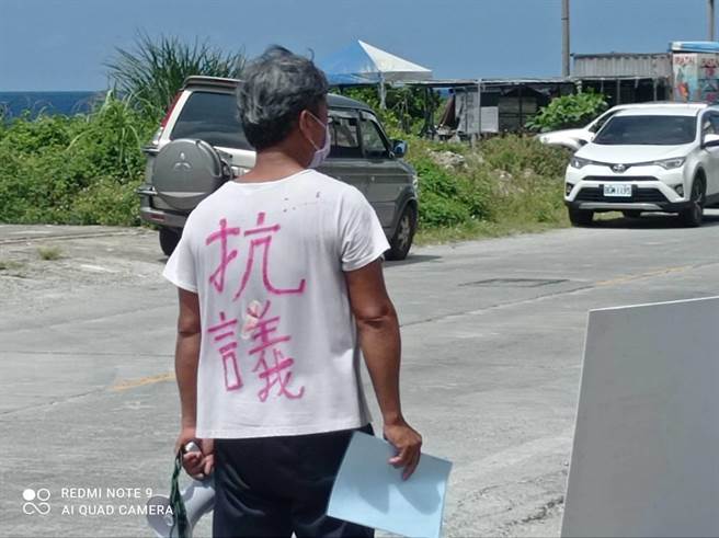 台灣電力公司17日在台東縣蘭嶼鄉發電廠舉辦廠儲能系統及MR設備啟用典禮，卻遭當地居民抗議。（蕭春祥提供／蔡旻妤台東傳真）