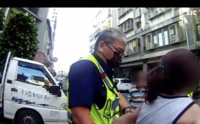 一旁有目擊民眾上網爆料，見女子沒有戴口罩，還大吼大叫，很替執勤的警察擔心防疫安全。（讀者提供／張妍溱台中傳真）