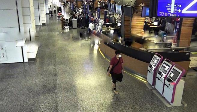 桃園高鐵站附近停車場日前發現雙屍命案，來自泰國的李姓男子及妻子，遭同鄉友人王大賢（前紅衣）在新北土城殺害後裝進轎車後車廂，棄屍在桃園高鐵站附近停車場，王男犯案後隨即搭機逃回泰國。（圖/ 中央社）