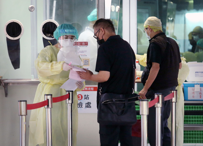 中央流行疫情指揮中心自今年5月啟動自主回報疫調，經多次優化系統後，6月起系統效率已符合預期，近9成確診者可於4小時內取得電子指定處所隔離通知書。圖為民眾到社區篩檢站做PCR。（范揚光攝）